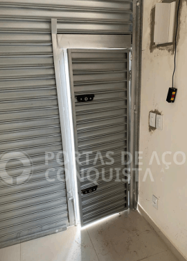 Portinhola lateral em porta de aço